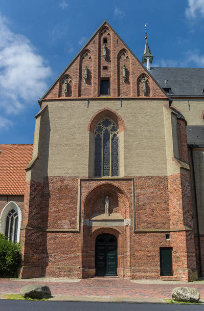 Вход в церковь Св. Луджери в Нордене, Германия
 - Фото, изображение