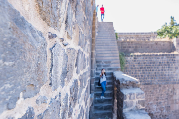 Muinaiset historiallisen portin muurit nimetty Mardin-portiksi sur-alueella Diyarbakirin keskustassa, Turkissa
. - Valokuva, kuva