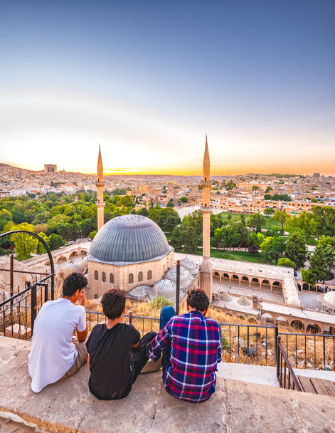 Αγνώστων στοιχείων άνθρωποι κοιτάζω προς τα πάνω από το Τζαμί Χαλίλ Mevlidi, ένα από τα ορόσημα στην Sanliurfa,Turkey.18 Ιούλιο 201 - Φωτογραφία, εικόνα