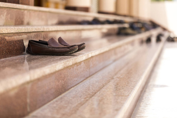 Chaussures sur les marches d'une mosquée
 - Photo, image