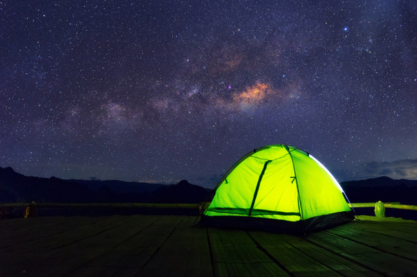 tente de camping vert lumineux sur la terrasse en bambou sous le ciel nocturne plein d'étoiles et la Voie lactée, Baan Jabo, Mae Hong Son, Thaïlande. touristes de loisirs
. - Photo, image