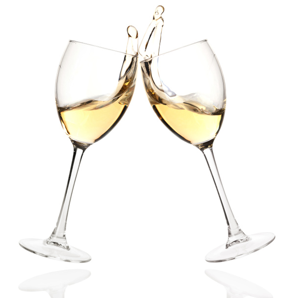 Clink vasos con vino blanco
 - Foto, imagen