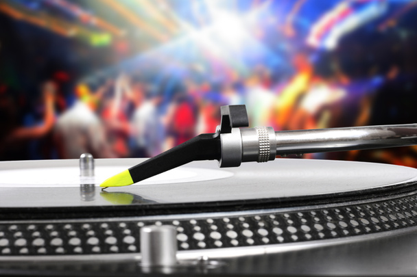 DJ gramofonu z płyta winylowa w klubie nocnym - Zdjęcie, obraz