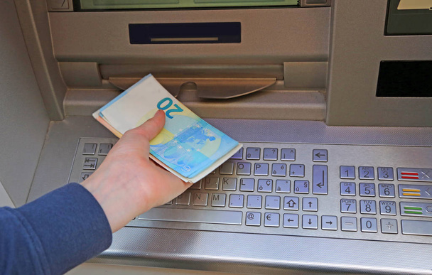 Caucasiano menino leva dinheiro europeu no ATM
 - Foto, Imagem
