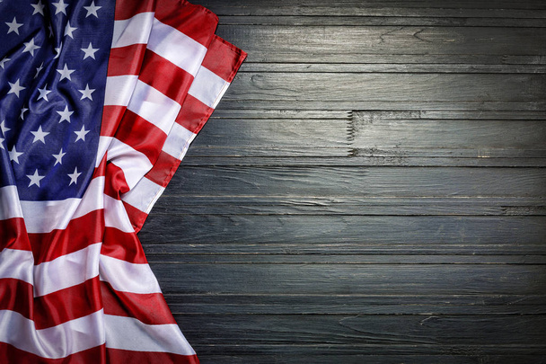 Американский флаг на чёрном фоне с копировальным пространством
 - Фото, изображение