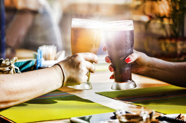 パブの背景にビールのグラスで乾杯。コンセプト: オクトーバーフェスト、友情、ビール - 写真・画像