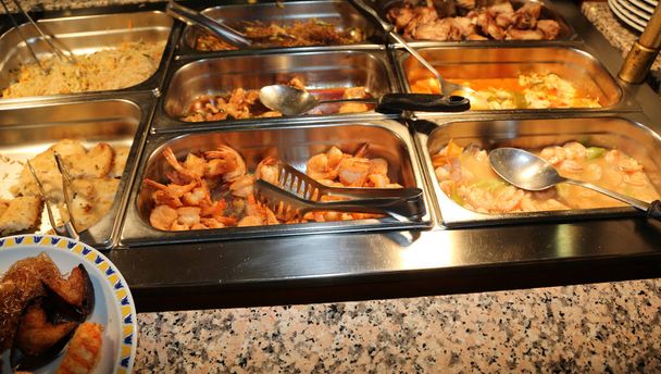 wiele tace z smażone jedzenie w chińskiej restauracji samoobsługowych - Zdjęcie, obraz