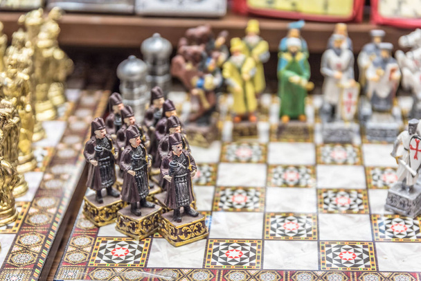 Декоративна рука з латуні, металеві шахи з різнокольоровими пофарбованими шахістами, прикрашені ісламськими, християнськими візерунками на великому базарі Стамбул, Туреччина
 - Фото, зображення