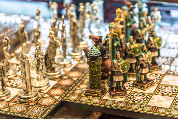 Échecs décoratifs faits à la main en laiton, en métal avec les échiquiers peints colorés, décorés avec des motifs islamiques et chrétiens dans le grand bazar istanbul, Turquie
 - Photo, image