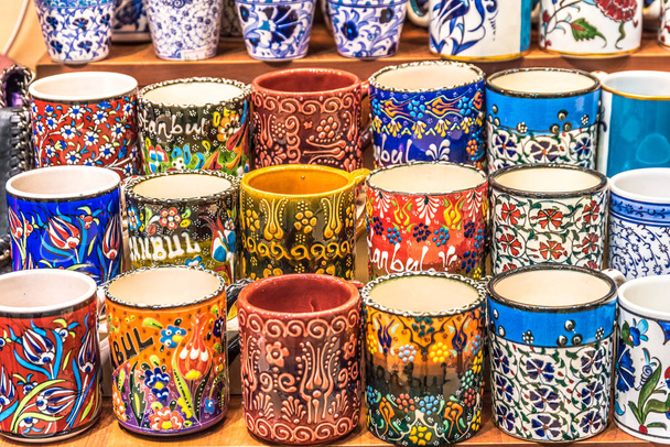 Colección de vasos tradicionales de cerámica turca con monumentos pintados a la venta en el Gran Bazar de Estambul, Turquía. Recuerdos de cerámica de colores
. - Foto, imagen