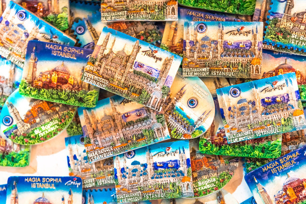 Collezione di souvenir di magneti colorati con Istanbul monumenti popolari in vendita a Grand bazaar, Istanbul, Turchia
 - Foto, immagini