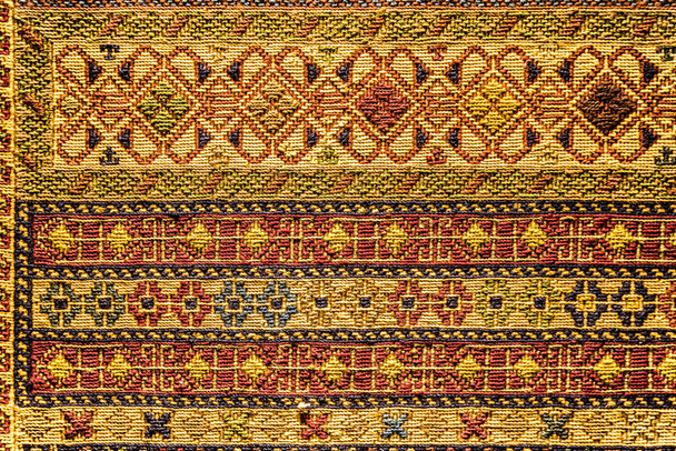 手作りの布の敷物、タペストリー、トルコ バザールにヴィンテージ カーペット。エジプト バザール トルコで伝統的なトルコ絨毯 - 写真・画像