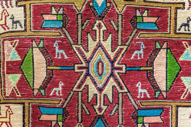 Alfombra tejida hecha a mano y tapiz, alfombras vintage en un bazar turco. Alfombras tradicionales de Turquía en Egipto Bazar Turquía
 - Foto, imagen