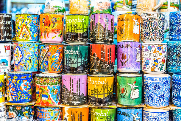 Collection de tasses en céramique turque traditionnelle avec des monuments peints en vente au Grand Bazar à Istanbul, Turquie. Souvenirs en céramique colorés
. - Photo, image
