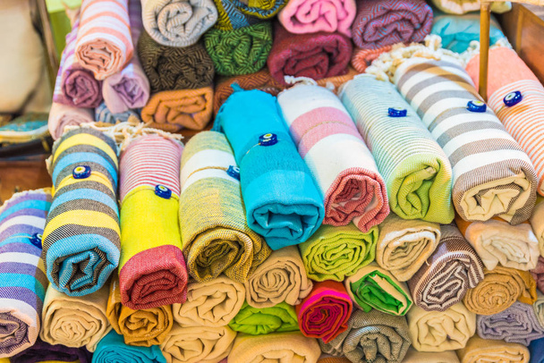 Rolo composto empilhado tradicional seda colorida, cachecol cabeça de caxemira ou xales e tecidos para venda em Grand Bazaar, Istambul, Turquia
 - Foto, Imagem
