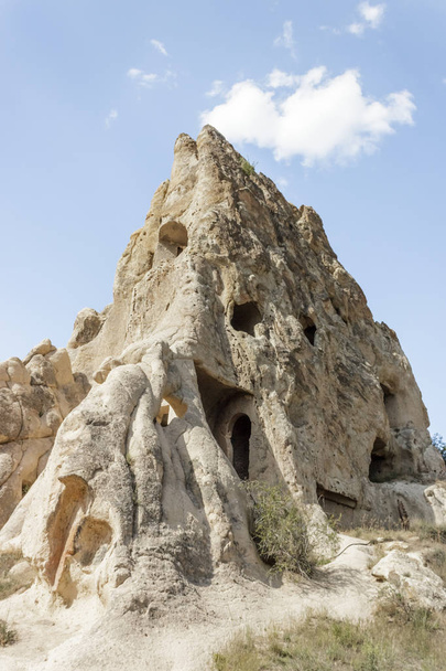 Cheminées de conte de fées en Cappadoce avec ciel bleu en arrière-plan à Goreme, Nevsehir, Turquie
 - Photo, image