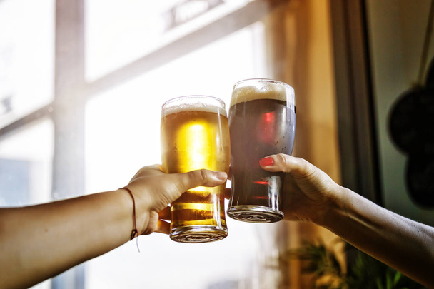 alcohol. dos hombres aplausos y tintineo vaso de cerveza beber y brindar al aire libre después del trabajo. octoberfest, fiesta
, - Foto, imagen