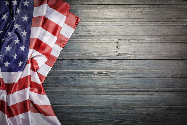 Американський прапор на старою дерев'яною. зірка смугастий Прапор США на грубий темні дерев'яні поверхні з порожнім простором для тексту - Фото, зображення
