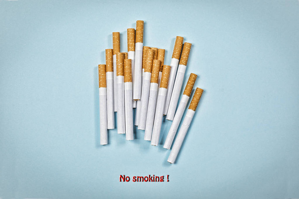 concepto dejar de fumar. minimalismo. cigarrillos sobre un fondo azul. Vista superior. espacio de copia
 - Foto, Imagen
