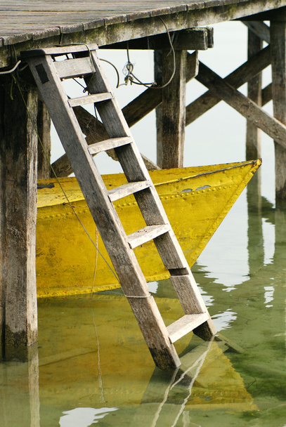 κίτρινο σκάφος κάτω από την αποβάθρα - Φωτογραφία, εικόνα