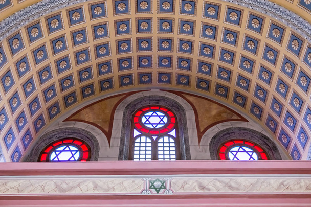 Vista interior de la Gran Sinagoga de Edirne o Sinagoga de Edirne que es una sinagoga sefardí histórica en Edirne, Turquía.17 Octubre 2015
 - Foto, imagen