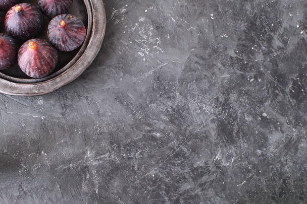 Figos frescos em placa preta cerâmica Fundo de concreto preto Espaço de cópia Outono colheita Outono Outono Vista superior
 - Foto, Imagem
