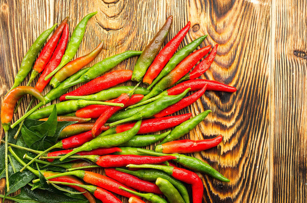 zelené hot chili paprika na dřevěný povrch volného místa na pravé a horní - Fotografie, Obrázek