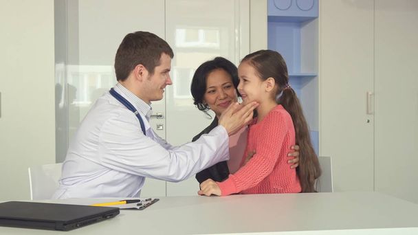 Arzt untersucht kleines Mädchen im Büro - Foto, Bild