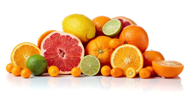 Cítricos aislados. Trozos de limón, lima, mandarina, pomelo rosa y naranja aislados sobre fondo blanco
. - Foto, Imagen