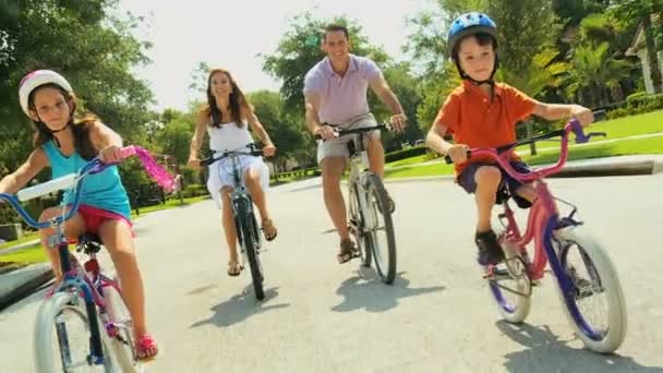 οικογένεια γυμναστήριο ποδηλασίας - Πλάνα, βίντεο