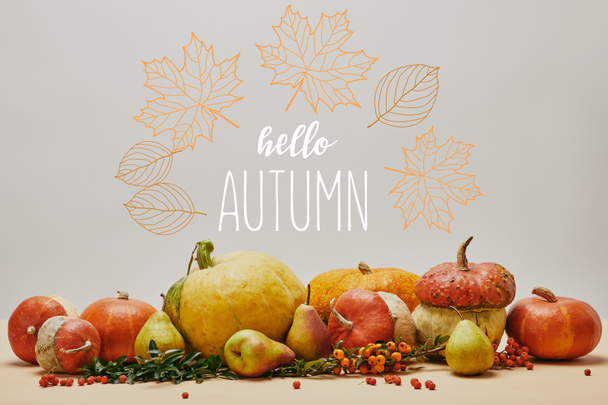 herfst decoratie met pompoenen, bessen van de Vuurdoorn en rijp yummy peren op tafelblad met Hallo herfst belettering - Foto, afbeelding