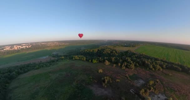 Αερόστατο στον ουρανό πάνω από το πεδίο σφαιρικό πανόραμα - Πλάνα, βίντεο