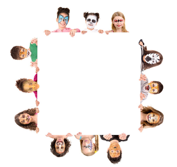 Groupe d'enfants avec peinture faciale animale sur un tableau blanc - Photo, image