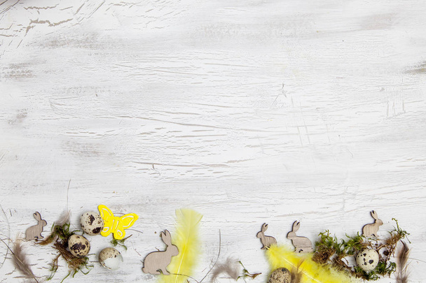 renkli süslemeleri ile Paskalya yumurta beyaz ahşap arka plan üzerinde - Fotoğraf, Görsel