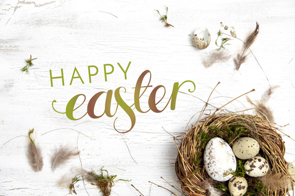 nid et œufs avec texte joyeux Pâques sur fond bois clair, concept vacances
   - Photo, image