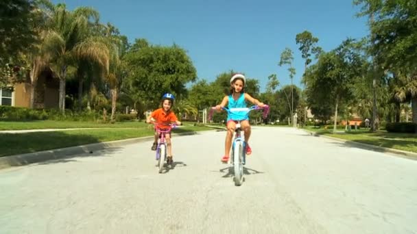dzieci na rowerze fitness - Materiał filmowy, wideo