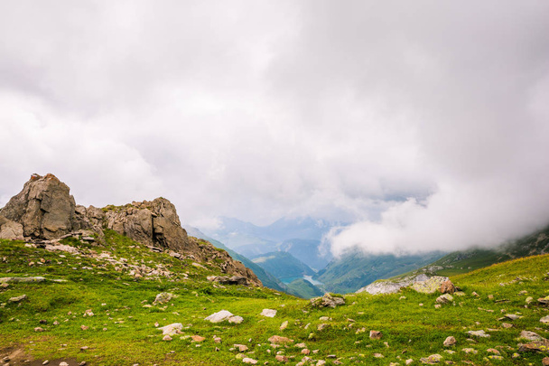 Paysage des montagnes Rocheuses avec lac en arrière-plan
 - Photo, image