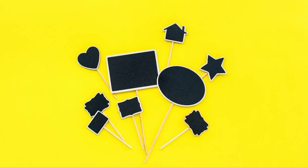 Tabuli stanoveny různé objekty obrazce obdélník hvězda domácí srdce oválné žluté pozadí šablona prvek pro váš text pro retro večírek - Fotografie, Obrázek