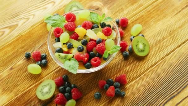 salade de fruits dans un bol sur la table  - Séquence, vidéo
