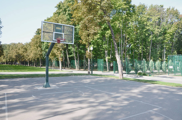 Leerer Straßenbasketballplatz. Für Konzepte wie Sport und Bewegung und gesunden Lebensstil - Foto, Bild