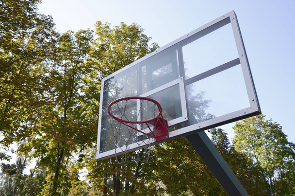 Panneau arrière extérieur de basket-ball avec ciel bleu clair
 - Photo, image