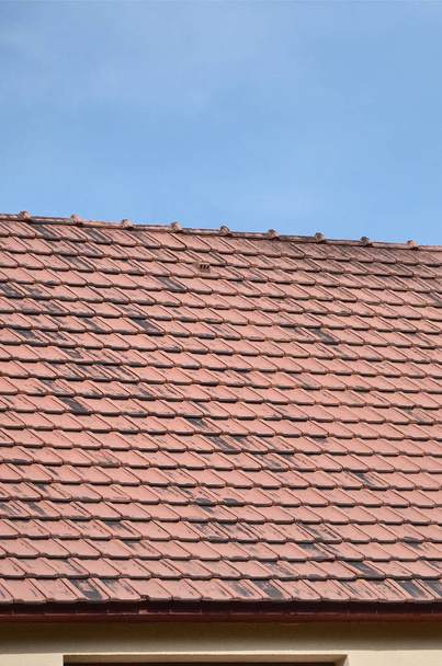 El techo de esta baldosa de cerámica cuadrada es de color rojo. El viejo tipo de cubierta de techo en casas ricas del siglo XIX
 - Foto, Imagen