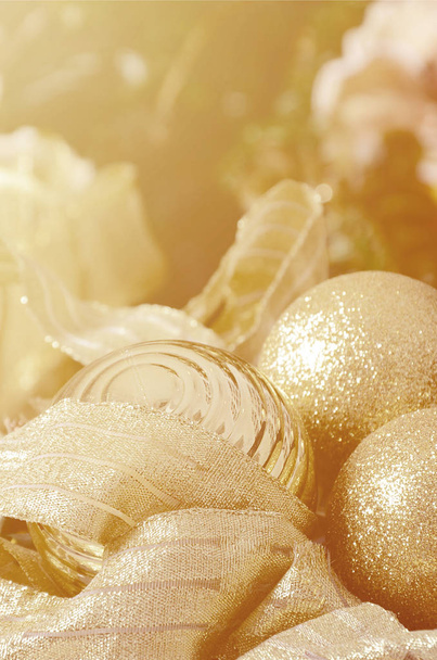 Foto luxusní dárkové krabičky pod vánoční stromeček, nový rok, domácí dekorace, zlatý, obtékání Santa dárky, slavnostní jedle zdobené věnce, ozdoby a hračky, tradiční oslava - Fotografie, Obrázek
