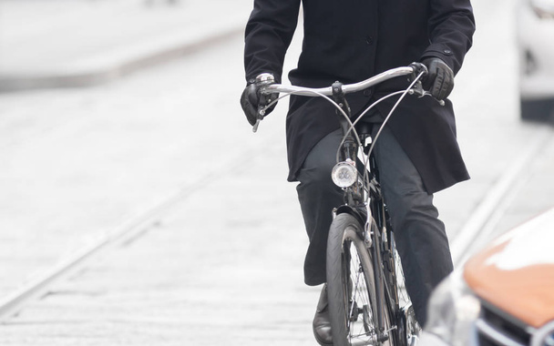 обрезанный образ человека в черном зимнем пальто и перчатках
  - Фото, изображение