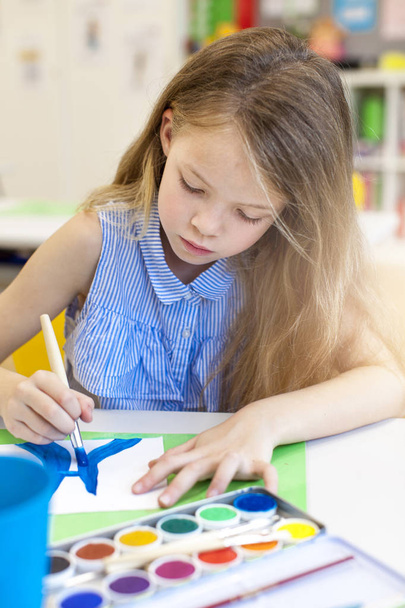 At school - pretty schoolgirl is drawing in the painting lessons - Fotografie, Obrázek