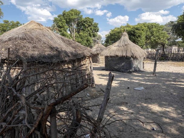 a cabana pobre dos nativos,, Damaraland, Namíbia
 - Foto, Imagem