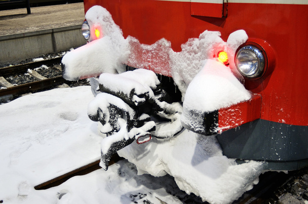 lokomotiva na nástupišti v zimě - Fotografie, Obrázek