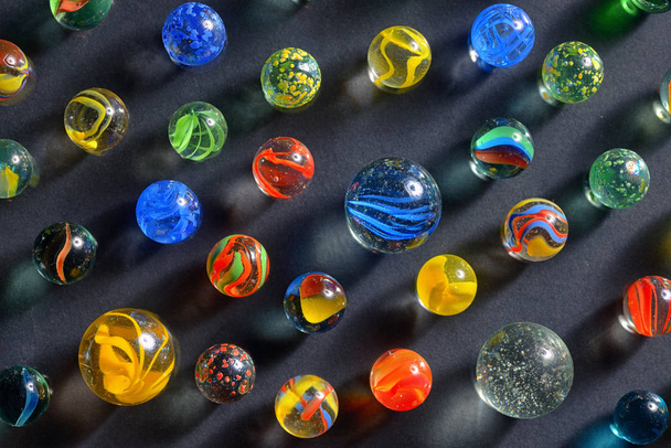 Bolas de vidro diferentes no fundo preto
 - Foto, Imagem