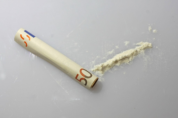 полоса наркотиков и пятьдесят евро свернуты готовы к использованию
 - Фото, изображение
