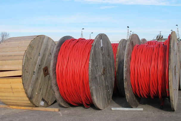 красные электрические кабельные катушки для транспортировки электроэнергии высокой
 - Фото, изображение